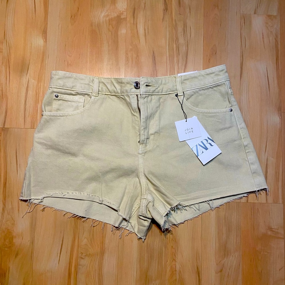 Zara • Size 8 • Pale Yellow • Midrise Relaxed Jean Shorts